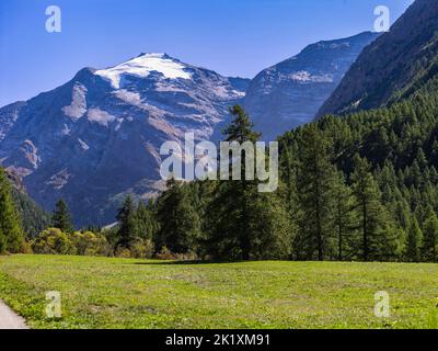 Bessans, Frankreich - 18. September 2022: Im Vallée d'Avérole. Im Hintergrund die Pointe de Charbonnel (3,752 Meter - 12.309 Fuß). Stockfoto
