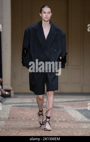 Mailand, Italien. 20.. Juni 2021. Mailand, Mailand Fashion Week, Frau Frühling Sommer 2023. Mailand, Damenmode, Frühling Sommer 2023. Calcaterra Modenschau Laufsteg im Bild: Modell Kredit: Unabhängige Fotoagentur/Alamy Live News Stockfoto