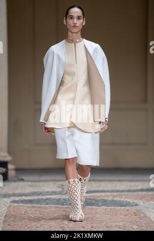 Mailand, Italien. 20.. Juni 2021. Mailand, Mailand Fashion Week, Frau Frühling Sommer 2023. Mailand, Damenmode, Frühling Sommer 2023. Calcaterra Modenschau Laufsteg im Bild: Modell Kredit: Unabhängige Fotoagentur/Alamy Live News Stockfoto