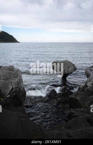 Wunderschöne Landschaften in Norwegen. Vestland. Wunderschöne Landschaft von Kannesteinen Es ist ein besonderer, stiftförmiger Stein, der am Ufer im Dorf liegt Stockfoto