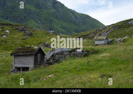 Wunderschöne Landschaften in Norwegen. Vestland. Wunderschöne Landschaft mit alten Wassermühlen in Krakenes. Grasdächer. Skandinavische Landschaft. Wolkiger Tag. Se Stockfoto