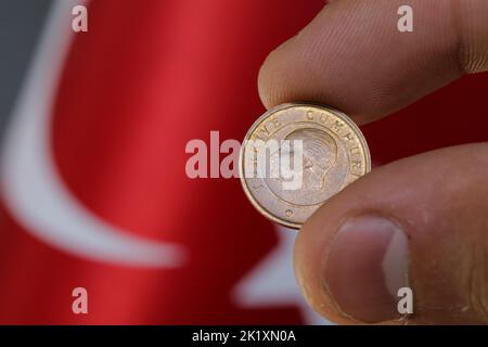 Gaziantep, Türkei. 19. August 2022. Gaziantep, Türkei. 19. August 2022. Türkische Währungsmünzen sind nicht mehr im Umlauf. Die 50-bin-Lira-Münze war 2000 nicht mehr gültig, die 1-Lira-Münze endete 2005. Die 1-Kurus-Münze wurde 2013 nicht mehr als gesetzliches Zahlungsmittel ausgegeben (Bildquelle: © Muhammed Ibrahim Ali/IMAGESLIVE via ZUMA Press Wire) Stockfoto