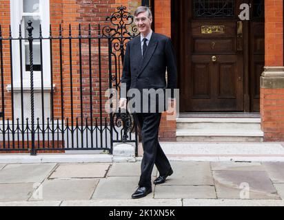 London, Großbritannien 21. September 2022 der Wirtschaftsminister Jacob Rees-Mogg geht zum parlament. Jacob Rees-Mogg hat ein neues Unterstützungspaket vorgestellt, mit dem die Energiekosten der Unternehmen halbiert werden. Die Energiekosten für britische Unternehmen werden im Rahmen eines riesigen staatlichen Unterstützungspakets in diesem Winter um etwa die Hälfte ihres erwarteten Niveaus gesenkt. Das Energielechnungshilfeprogramm wird ab dem 1. Oktober die Gas- und Strompreise für alle Unternehmen für sechs Monate festlegen. Auch Krankenhäuser, Schulen, Wohltätigkeitsorganisationen und andere Einrichtungen wie Gemeinschaftshallen und Kirchen werden Hilfe erhalten. Es kommt, nachdem die Regierung einen £150bn-Plan angekündigt hat, um h zu helfen Stockfoto