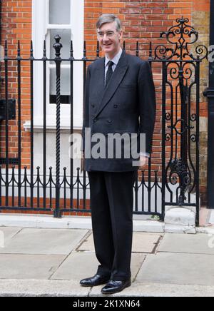 London, Großbritannien 21. September 2022 der Wirtschaftsminister Jacob Rees-Mogg geht zum parlament. Jacob Rees-Mogg hat ein neues Unterstützungspaket vorgestellt, mit dem die Energiekosten der Unternehmen halbiert werden. Die Energiekosten für britische Unternehmen werden im Rahmen eines riesigen staatlichen Unterstützungspakets in diesem Winter um etwa die Hälfte ihres erwarteten Niveaus gesenkt. Das Energielechnungshilfeprogramm wird ab dem 1. Oktober die Gas- und Strompreise für alle Unternehmen für sechs Monate festlegen. Auch Krankenhäuser, Schulen, Wohltätigkeitsorganisationen und andere Einrichtungen wie Gemeinschaftshallen und Kirchen werden Hilfe erhalten. Es kommt, nachdem die Regierung einen £150bn-Plan angekündigt hat, um h zu helfen Stockfoto