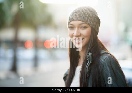Shes eine städtische Frau. Eine attraktive junge Frau in der Stadt. Stockfoto