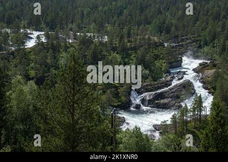 Wunderschöne Landschaften in Norwegen. Vestland. Wunderschöne Landschaft des Kleistfossen Wasserfalls in Overdalen. Kollidierende Wasserfälle, Berge, Felsen und Bäume Stockfoto