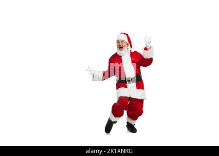 Porträt eines älteren Mannes im Bild des Weihnachtsmanns fröhlich posiert isoliert auf weißem Hintergrund Stockfoto