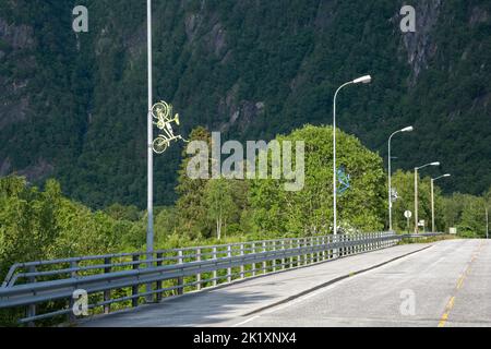 Wunderschöne Landschaften in Norwegen. Vestland. Schöne Landschaft mit dem Fahrrad auf der Straße nach Eresfjord. Verschneite Berge. Sommer bewölkt Tag. Selektiver Fokus Stockfoto