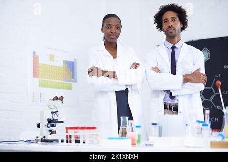 Sie sind Hardcore-Wissenschaftler. Porträt zweier Wissenschaftler, die in ihrem Labor zusammenstehen. Stockfoto