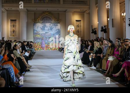 GROSSBRITANNIEN, London: 16.. September 2022 Ein Model auf dem Laufsteg bei der Paul Costelloe Frühjahr/Sommer 2023 Show im Rahmen der London Fashion Week. Der Stockfoto