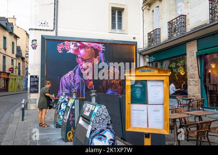 Recycling von Kunststoffen, Flaschen und Papier in separaten unterirdischen Abfallbehältern, Rennes, Frankreich Stockfoto