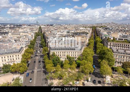 Der Blick von der Spitze des Triumphbogens auf die französischen Alleen und die französische Architektur, Paris, Frankreich, Europa Stockfoto