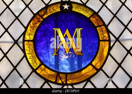 Marie Antoinettes Symbol im Fleckglas ihres Gefängnisfensters (Conciergerie, Paris, Frankreich). Dies ist der Raum, in dem sie bis zu ihrer Hinrichtung blieb. Stockfoto