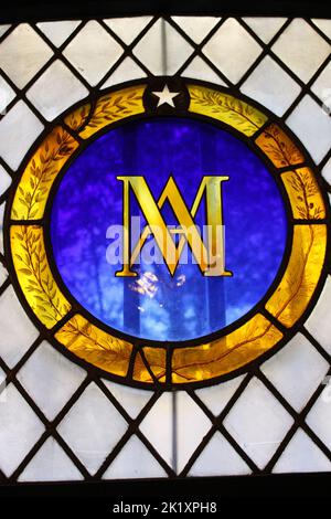 Marie Antoinettes Symbol im Fleckglas ihres Gefängnisfensters (Conciergerie, Paris, Frankreich). Dies ist der Raum, in dem sie bis zu ihrer Hinrichtung blieb. Stockfoto