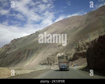 Indischer LKW auf Straße im Himalaya in der Nähe von Tanglang la Pass - Himalaya-Gebirgspass auf der Leh-Manali Autobahn. Ladakh, Indien Stockfoto