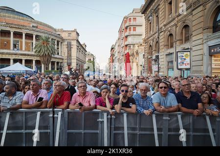 Palermo, Sizilien, Italien. 20. September 2022. Giorgia Meloni, Vorsitzende der rechtsextremen Partei Fratelli d'Italia, während ihrer letzten Kundgebung in Palermo als Bewerberin der italienischen Ministerpräsidentin. Die Parlamentswahlen in Italien 2022 finden am 25. September statt. (Bild: © Victoria Herranz/ZUMA Press Wire) Stockfoto