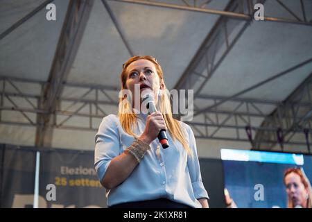 Palermo, Sizilien, Italien. 20. September 2022. Giorgia Meloni, Vorsitzende der rechtsextremen Partei Fratelli d'Italia, während ihrer letzten Kundgebung in Palermo als Bewerberin der italienischen Ministerpräsidentin. Die italienischen Parlamentswahlen 2022 finden am 25. September statt.GIORGIA MELONI. (Bild: © Victoria Herranz/ZUMA Press Wire) Stockfoto