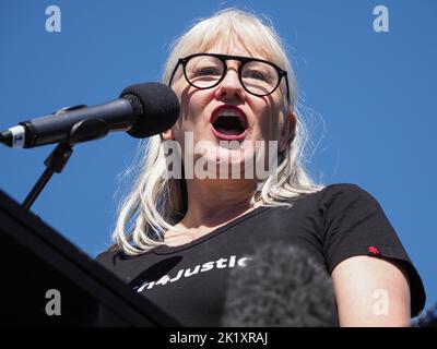 Janine Henry spricht im Parlament der Kundgebung March4Justice der Frauen, 15. März 2021 Stockfoto