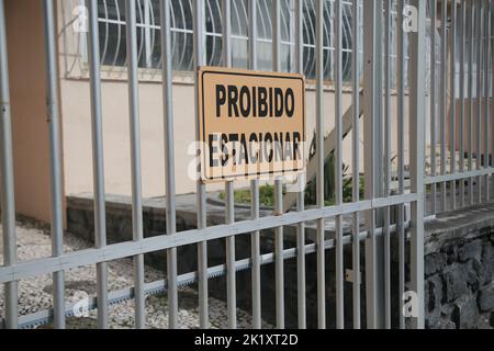salvador, bahia, brasilien - 9. september 2022: Verbotene Schilder Parks in einer Einfahrt eines Wohnsitzes in der Stadt Salvador. Stockfoto