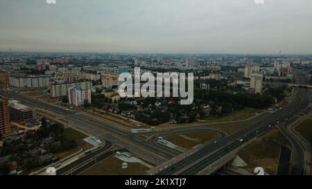 Verkehrsreiche Stadtautobahn. Hauptverkehrsknotenpunkt. Stadtlandschaft. Luftaufnahmen. Stockfoto
