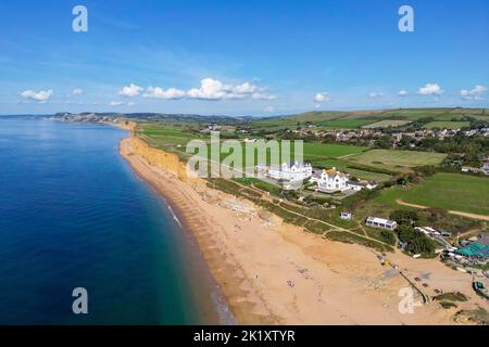 Blick aus der Luft auf die goldenen Sandsteinklippen am Bienenstrand von Burton Bradstock an der Dorset Jurassic Coast an einem heißen, sonnigen Herbsttag. Stockfoto