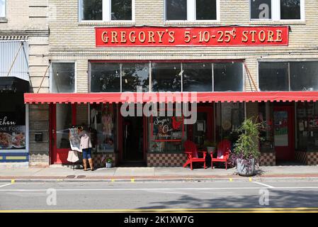 Schaufenster entlang des historischen Geschäftsviertels in der Kleinstadt Hertford, North Carolina. Stockfoto