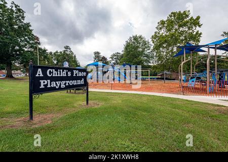 Prattville, Alabama, USA - 11. September 2022: Fortschritte beim Neubau eines Kinderspielplatzes im historischen Prattville. Stockfoto