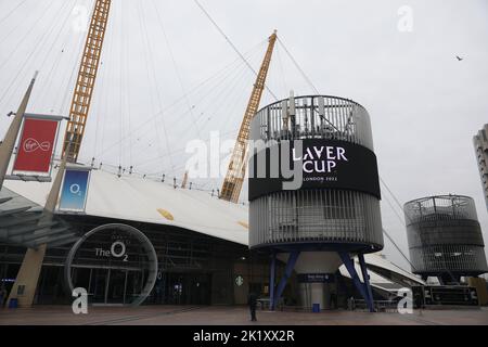 London, Großbritannien. September 21, 2022. Ein Bildschirm, der den Laver Cup 2022 ankündigt, ein Indoor-Tennisturnier für Männer zwischen Teams aus Europa und dem Rest der Welt, das zwischen dem 23. Und 25. September in der O2 Arena in London stattfindet. Bilddatum: Mittwoch, 21. September 2022, London. Quelle: Isabel Infantes/Alamy Live News Stockfoto