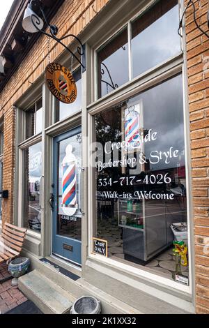 Prattville, Alabama, USA - 11. September 2022: Blick von außen auf Creekside Barbershop, einen altmodischen Barbier und ein kleines Unternehmen im historischen Stadtteil, nicht so toll Stockfoto