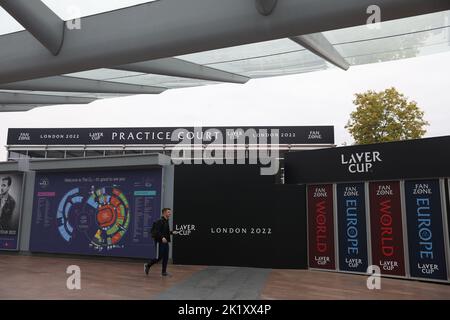 London, Großbritannien. September 21, 2022. Eine Plakatwand, die den Laver Cup 2022 ankündigt, ein Indoor-Tennisturnier für Männer zwischen Teams aus Europa und dem Rest der Welt, das zwischen dem 23. Und 25. September in der O2 Arena in London stattfindet. Bilddatum: Mittwoch, 21. September 2022, London. Quelle: Isabel Infantes/Alamy Live News Stockfoto