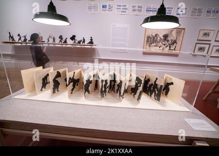 London, Großbritannien. 21. September 2022. Die größte Ausstellung des südafrikanischen Künstlers William Kentridge, der 1955 in Johannesburg geboren wurde, in der Royal Academuy of Arts, umfasst 40 Jahre seines Schaffens, darunter Radierungen und Linolschnitte sowie Charcola-Zeichnungen und Kurzfilme im großen Maßstab. Die Ausstellung läuft vom 24. September bis -11. Dezember im Credit: amer Ghazzal/Alamy Live News. Stockfoto