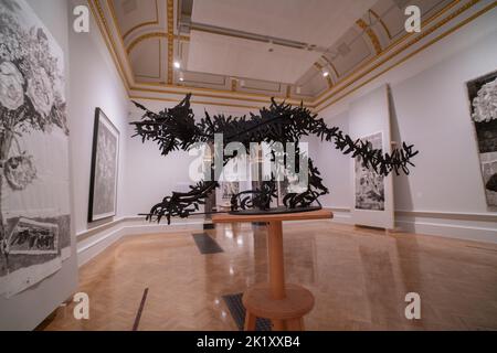 London, Großbritannien. 21. September 2022. Cat Kaffeekannen , 2019. Die größte Ausstellung in der Royal Academy of Arts von William Kentridge Südafrikas berühmtetem Künstler, der 1955 in Johannesburg geboren wurde, umfasst 40 Jahre seiner Karriere und umfasst Suiten mit Radierungen und Linolschnitten sowie großformatige Kohlezeichnungen und Kurzfilme.die Ausstellung läuft vom 24. September bis zum -11. Dezember Kredit: amer ghazzal/Alamy Live Nachrichten. Stockfoto