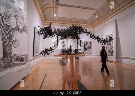 London, Großbritannien. 21. September 2022. Katze Kaffeekannen , 2019 . Die größte Ausstellung in der Royal Academy of Arts von William Kentridge Südafrikas berühmtetem Künstler, der 1955 in Johannesburg geboren wurde, umfasst 40 Jahre seiner Karriere und umfasst Suiten mit Radierungen und Linolschnitten sowie großformatige Kohlezeichnungen und Kurzfilme.die Ausstellung läuft vom 24. September bis zum -11. Dezember Kredit: amer ghazzal/Alamy Live Nachrichten. Stockfoto