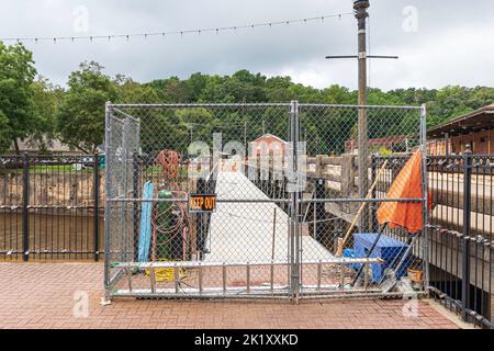 Prattville, Alabama, USA - 11. September 2022: Neue Fußgängerbrücke über den Autauga Creek in der Nähe des beliebten Creekwalk und der Bridge Street in Histor Stockfoto