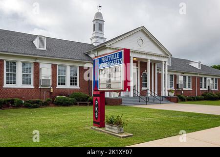 Prattville, Alabama, USA - 11. September 2022: Frontschild für die Prattville Kindergarten School, untergebracht im vorherigen Autauga County High School Gebäude b Stockfoto