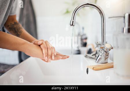 Waschen von Händen, Wasser oder kovidierten Bakterien Reinigung im heimischen Bad, Spülbecken oder Wasserhahn. Zoom auf Frau in Sicherheit oder Wellness Hautpflege für Stockfoto