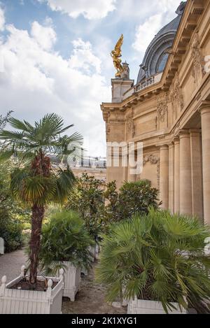 Paris, Frankreich. August 2022. Der Innenhof und die Kolonnade des Petit Palais in Paris. Hochwertige Fotos Stockfoto