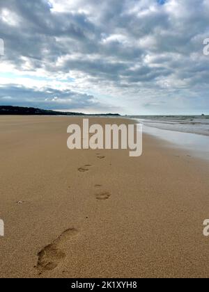 Fußspuren im Sand am Strand Stockfoto