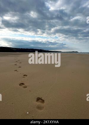 Fußspuren im Sand am Strand Stockfoto