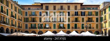 PALMA DE MALLORCA, SPANIEN - 23. MAI 2018: Panorama der alten Gebäude in der Placa d'Espanya Stockfoto