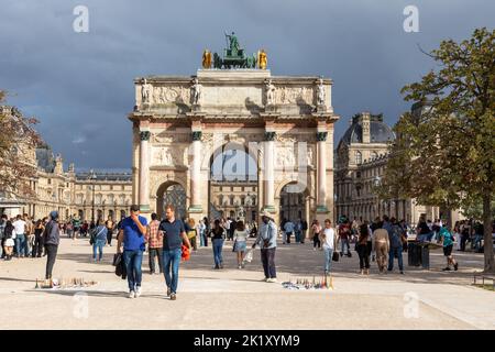 Wahrzeichen Triumphbogen der Arc de Triomphe du Carrousel zwischen dem Louvre und den Tuilerien-Gärten, Eine Touristenattraktion in Paris, Frankreich und Europa Stockfoto