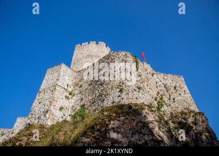 Zilkale, Rize, Türkei - September 2022: Weitwinkelaufnahme von Zilkale von unten Stockfoto