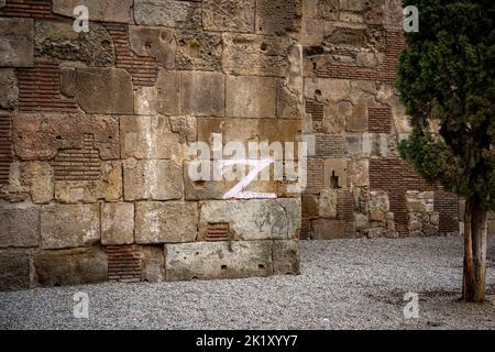Russian Z Graffiti an den Wänden in der Nähe der Kathedrale von Barcelona, Katalonien, Spanien 17. September 2022 - wo es mehrere Tage geblieben war. Ein Ukrainer Stockfoto