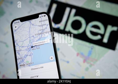 Die App Uber mit einer Karte von New York City ist auf einem Apple iPhone Handy in dieser Fotobilder in Warschau, Polen am 21. September zu sehen Stockfoto