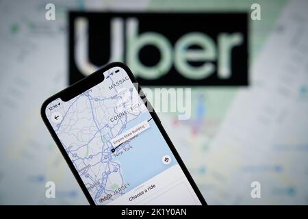 Die App Uber mit einer Karte von New York City ist auf einem Apple iPhone Handy in dieser Fotobilder in Warschau, Polen am 21. September zu sehen Stockfoto