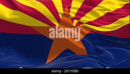 Nahaufnahme der Arizona State Flagge, die im Wind winkt. Arizona ist ein Staat im Westen der Vereinigten Staaten. Texturierter Hintergrund aus Stoff. Stockfoto