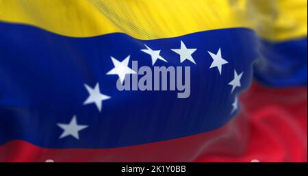 Nahaufnahme der im Wind winkenden Nationalflagge Venezuelas. Die Bolivarische Republik Venezuela ist ein Land an der Nordküste Südamerikas. Stockfoto