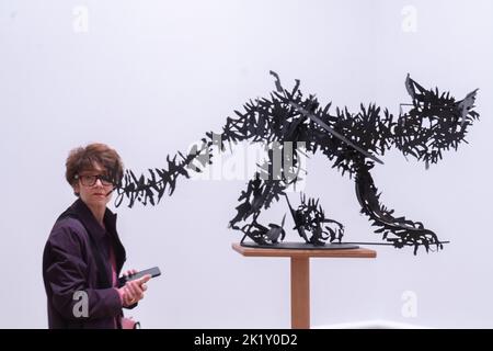 London, Großbritannien. 21. September 2022. Cat Coffee Pot , 2019 William Kentridge: Die größte Ausstellung in der Royal Academy of Arts des südafrikanischen Künstlers William Kentridge, der 1955 in Johannesburg geboren wurde und 40 Jahre seiner Karriere umfasst, umfasst Radierungen und Linolschnitte sowie Charcola-Zeichnungen und Kurzfilme im großen Maßstab.die Ausstellung läuft vom 24. September bis zum -11. Dezember. Kredit: amer ghazzal/Alamy Live Nachrichten. Stockfoto