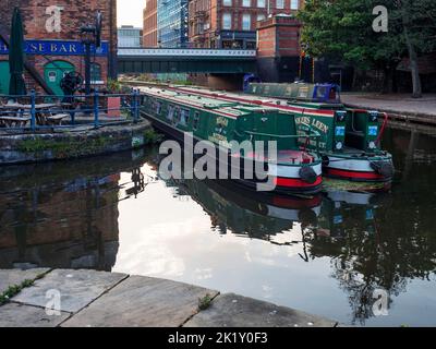 Narrowboats auf dem Nottingham Canal an einem Sommermorgen Nottingham Nottinghamshire England Stockfoto