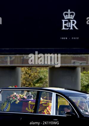 London, Großbritannien. Der Tag der Staatsfuneral von Königin Elizabeth II.. Der Leichenwagen, der den Sarg der Königin trägt, führt entlang der West Cromwell Road, Kensington. 19 Stockfoto